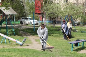Депутаты вместе с жителями провели субботники в избирательных округах
